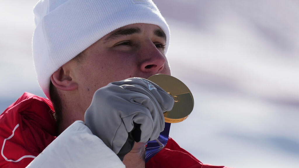 Le Suisse Franjo Von Allmen embrasse sa médaille d'or obtenue lors de la descente des Jo d'hiver 2026