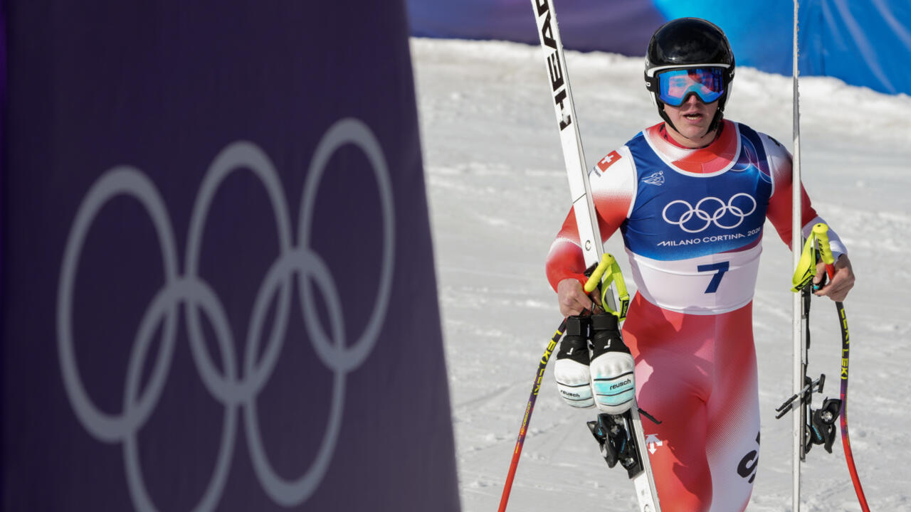 Le Suisse Franjo Von Allmen embrasse sa médaille d