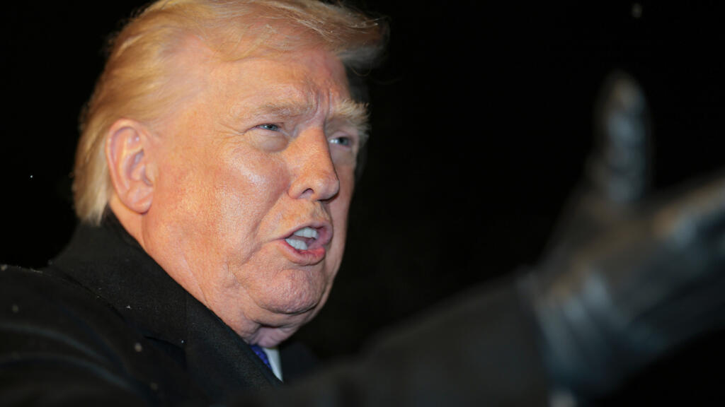 Le président américain Donald Trump s'adresse aux médias alors qu'il se dirige vers l'hélicoptère Marine One sur la pelouse sud de la Maison Blanche, le 6 février 2026 à Washington, DC