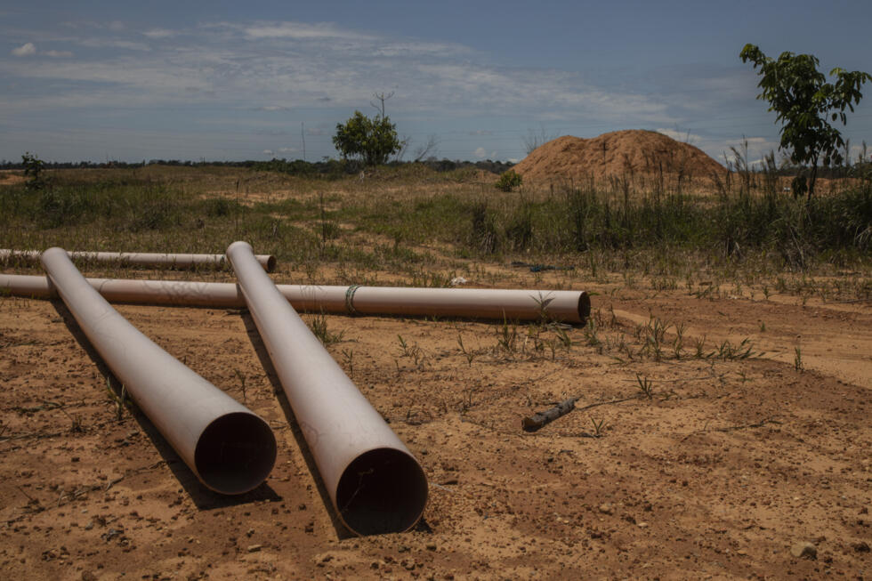 Tuyaux abandonnés par les mineurs sur une parcelle agricole dans La Pampa, au Pérou