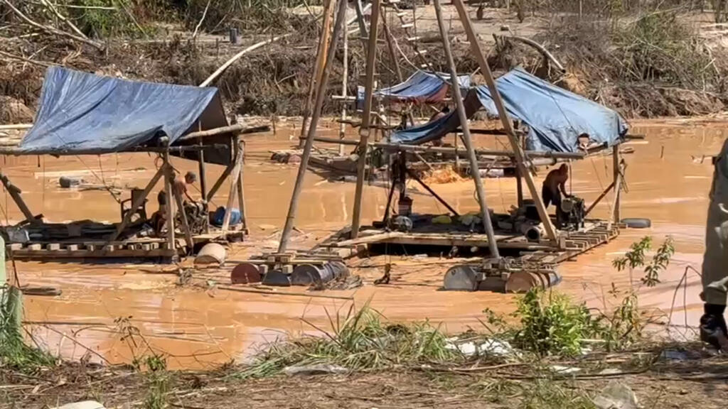 Des infrastructures minières illégales dans la région de La Pampa, au Pérou.