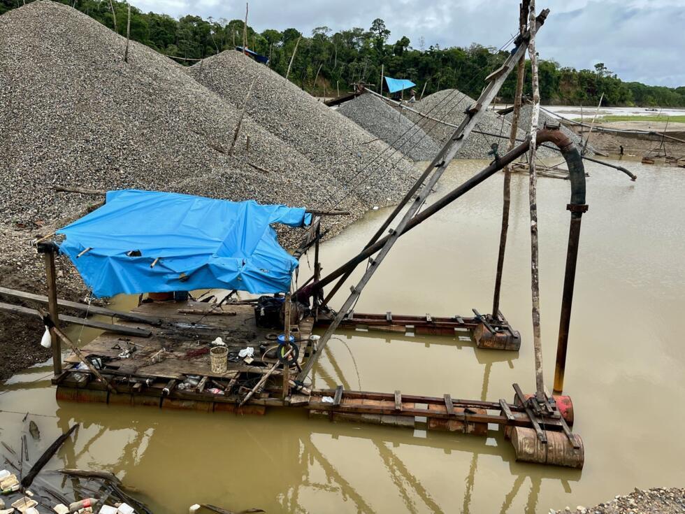 Une infrastructure minière illégale dans La Pampa, au Pérou
