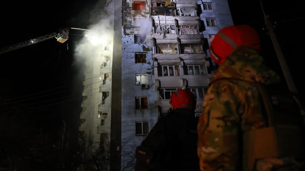 Los equipos de rescate intentan extinguir el incendio de un edificio residencial que arde tras un ataque con drones rusos en Zaporizhzhia, Ucrania, el martes 24 de marzo de 2026.