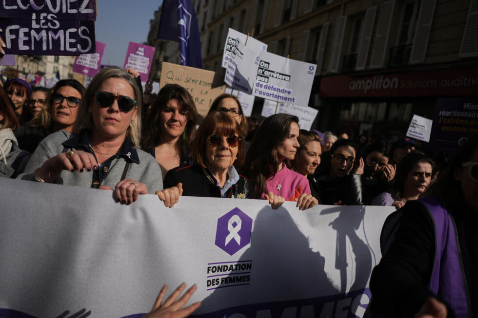 Gisele Pelicot, au centre, participe à une marche organisée à l'occasion de la Journée internationale des droits des femmes à Paris, le 8 mars 2026