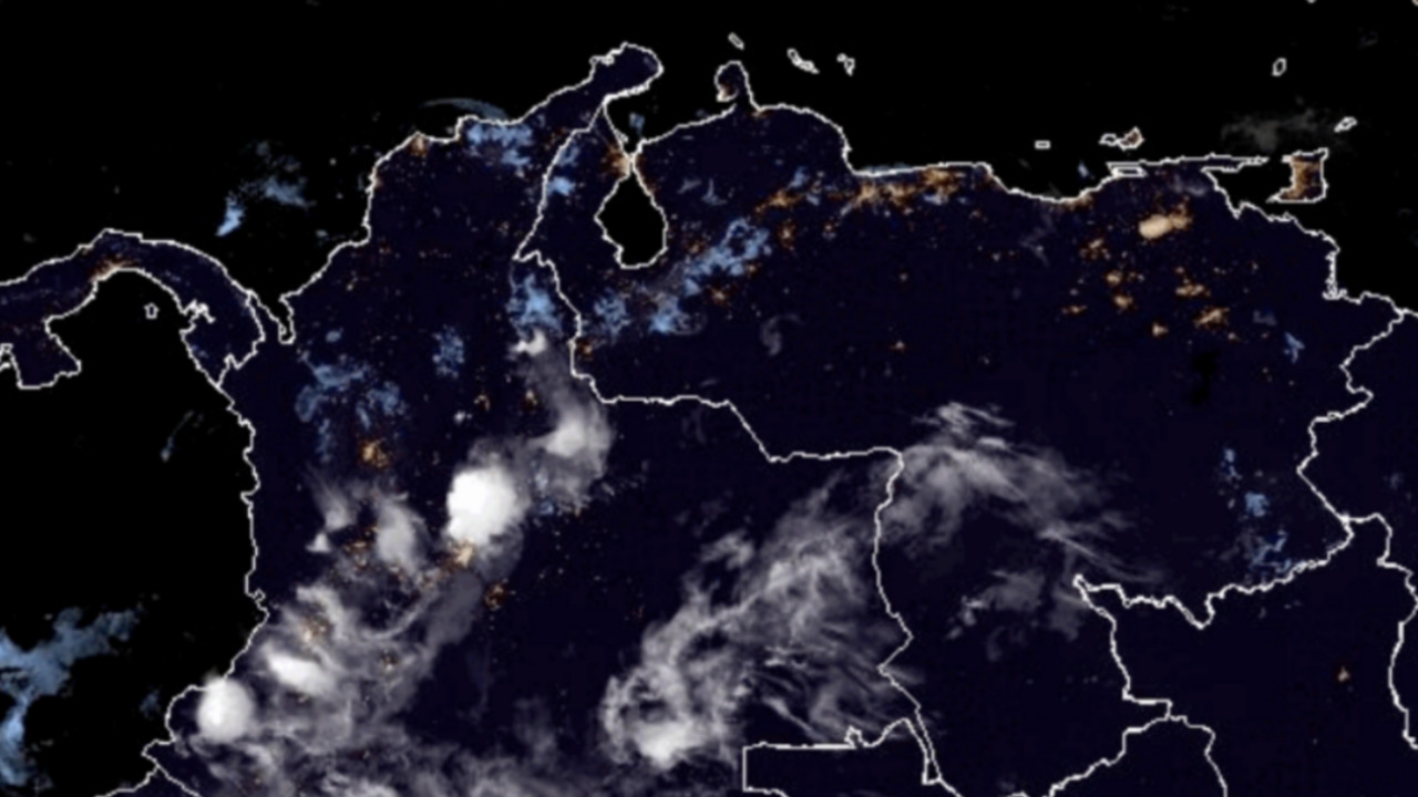 In these satellite images, you can see the light emitted in the Venezuelan state of Monagas (outlined in blue).