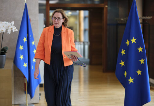 EU Commission jobs reshuffle on hold as chiefs stick in post