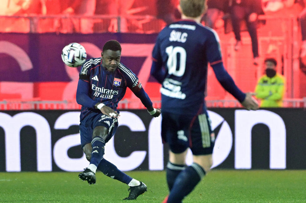 Frappe du Sénégalais Moussa Niakhaté avec l'OL.
