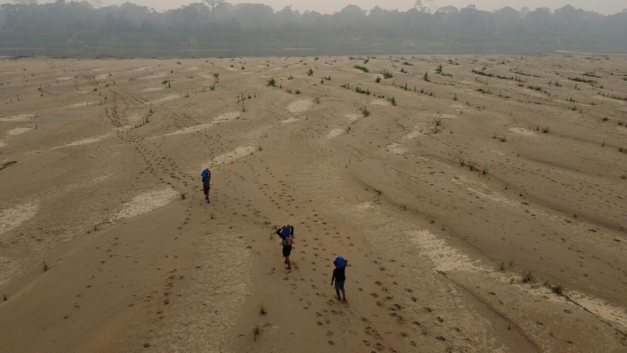 رجل يجلس بجوار نافورة في حديقة ثابور في رين، غرب فرنسا، في 25 مايو 2026.