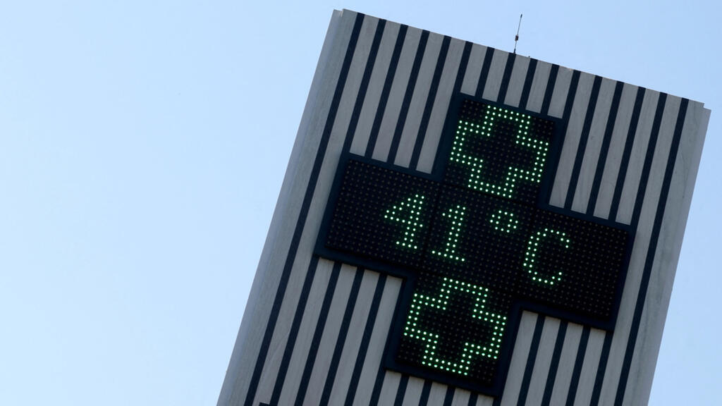 Cette photographie montre l'enseigne d'une pharmacie affichant une température de 41°C à Créon, près de Bordeaux, le 17 juin 2026
